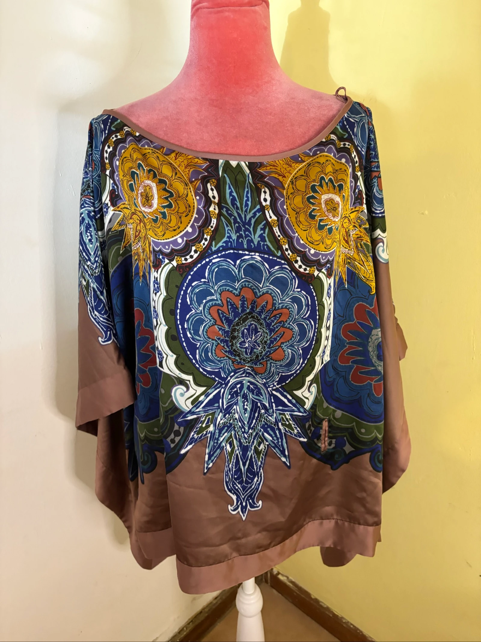 Blusa Poncho Acetinada Boho com Estampa Mandala Azul e Mostarda 